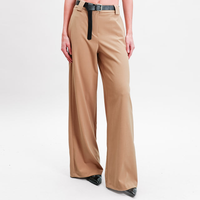 Tensione in-Pantalone palazzo con cintura - camel