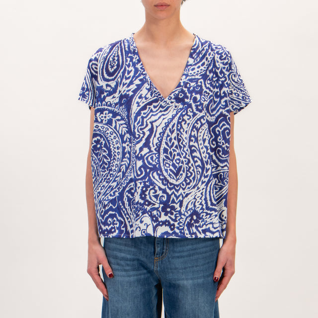 Blusa estampada souvenir con cuello de pico - Azul/blanco