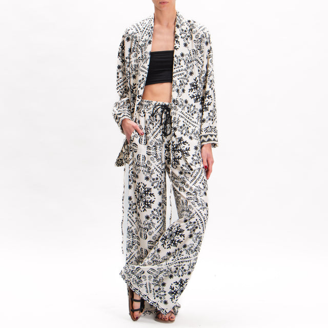 Chaqueta kimono de raso con estampado Dixie - leche/negro