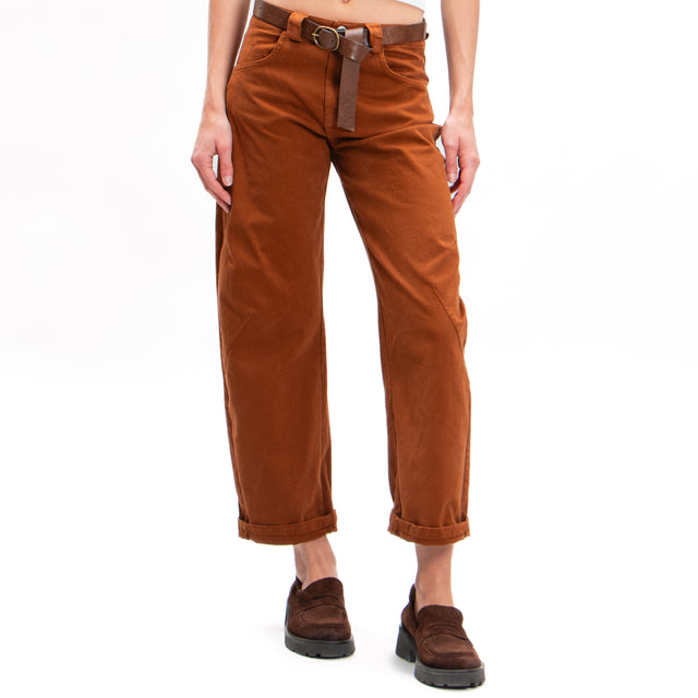 Tensione in-Pantalone carrot con cintura - tabacco