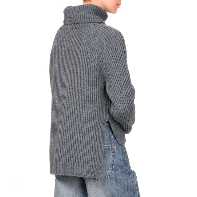 Motel-Ribbed turtleneck sweater with shorter front - charcoal