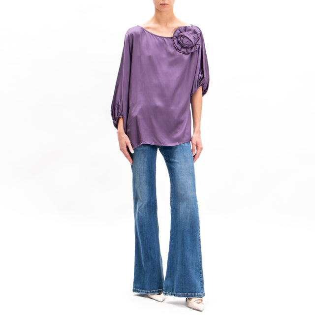 Motel-Blusa in satin spalla scesa con spilla - melanzana