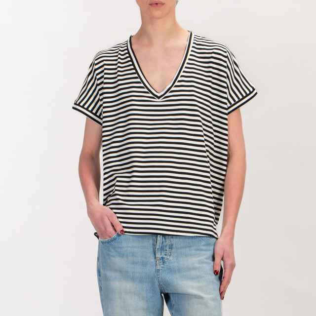 Zeroassoluto Camiseta de punto a rayas con cuello de pico - milk/black