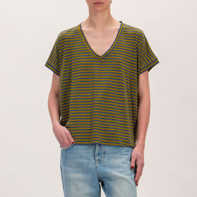 Zeroassoluto Camiseta de punto a rayas con cuello de pico - oliva/azul