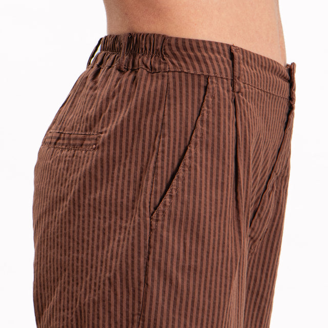 Zeroassoluto-LOLA Pantalón de rayas con elástico en la espalda - marrón oscuro