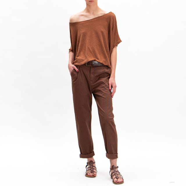 Zeroassoluto-LOLA Pantalón de rayas con elástico en la espalda - marrón oscuro