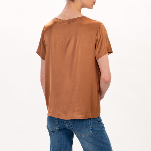 Vicolo-Blusa de media manga en raso elástico - cuero