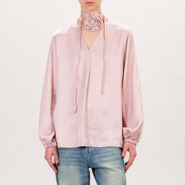 Blusa Vicolo de raso con cuello de pico y flores - rosa empolvado
