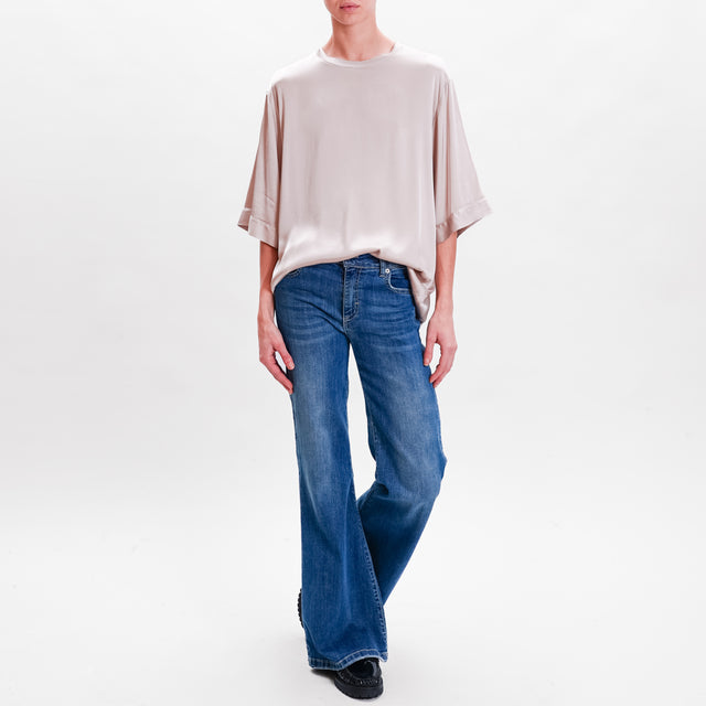 Tensione in-Blusa over in satin elasticizzato - sand