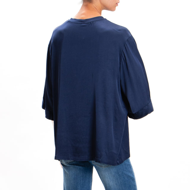 Tensione in-Blusa over in satin elasticizzato - blu