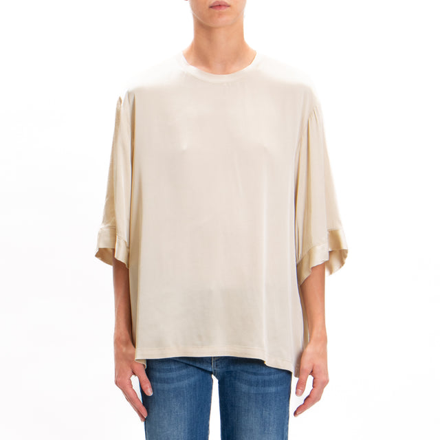 Tensione in-Blusa over in satin elasticizzato - beige