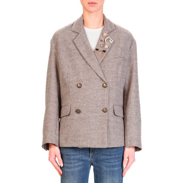 Tensione in-Giacca tweed doppiopetto crop con spille - latte/cuoio