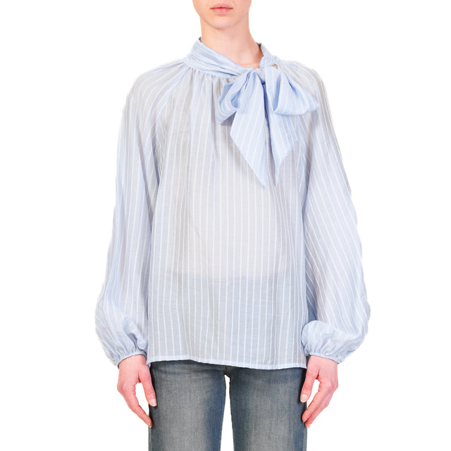 Tensione in-Blusa mussola gessata con fiocco - celeste