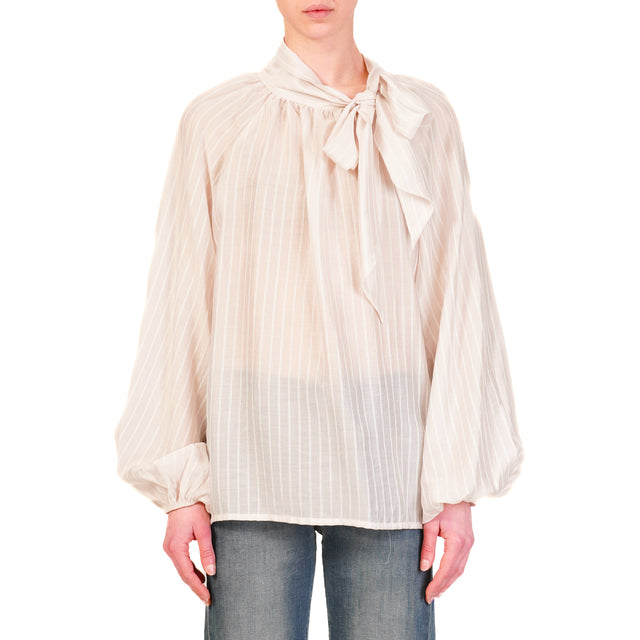 Tensione in-Blusa mussola gessata con fiocco - beige