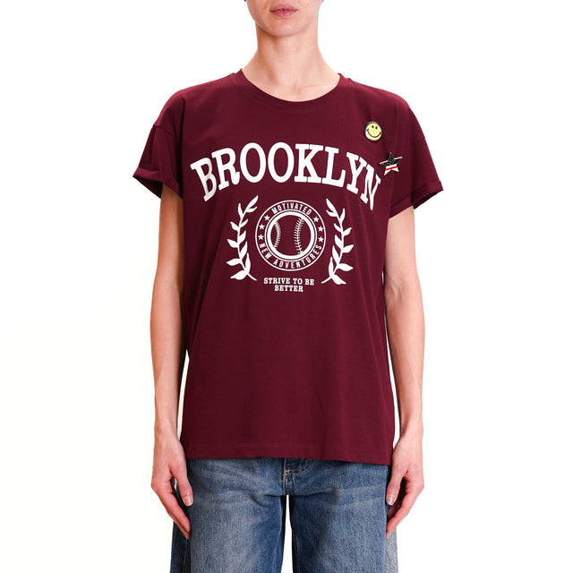 Tensione in-T-shirt BROOKLYN con spille - bordeaux/panna