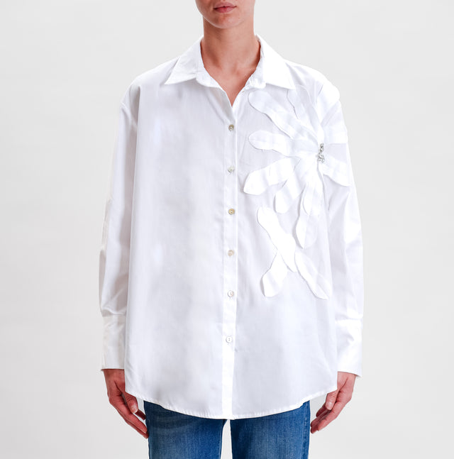 Tensione in-Camicia fiore dettaglio strass - bianco