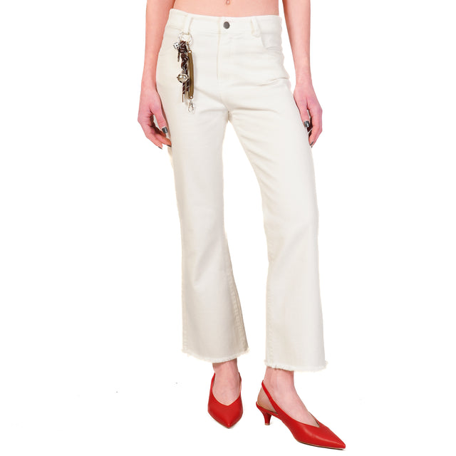 Tensione in-Pantalone drill elasticizzato sfrangiato con charm - latte