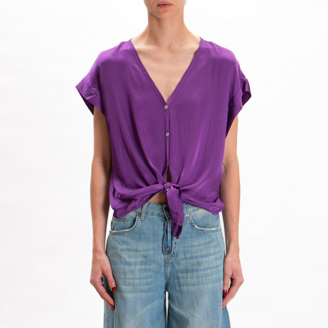 Camisa Tension de raso con cuello de pico - violeta