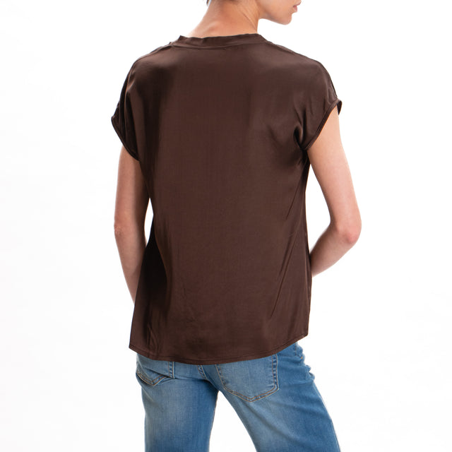 Vicolo Blusa de satén con media manga y cuello de pico - marrón oscuro